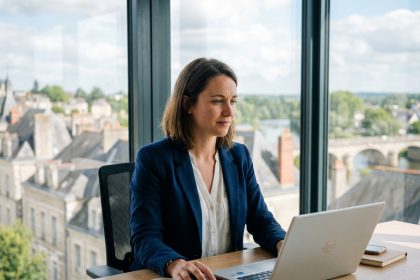 Femme en blazer navy cherchant emploi sur son laptop &agrave; Chatellerault