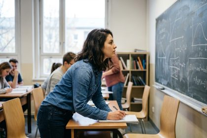 Jeune femme concentrée prenant des notes en classe